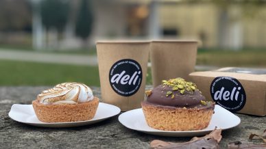 Een citroenmeringue taartje, een chocolade taartje en een koffie to go van Voorlinden Deli