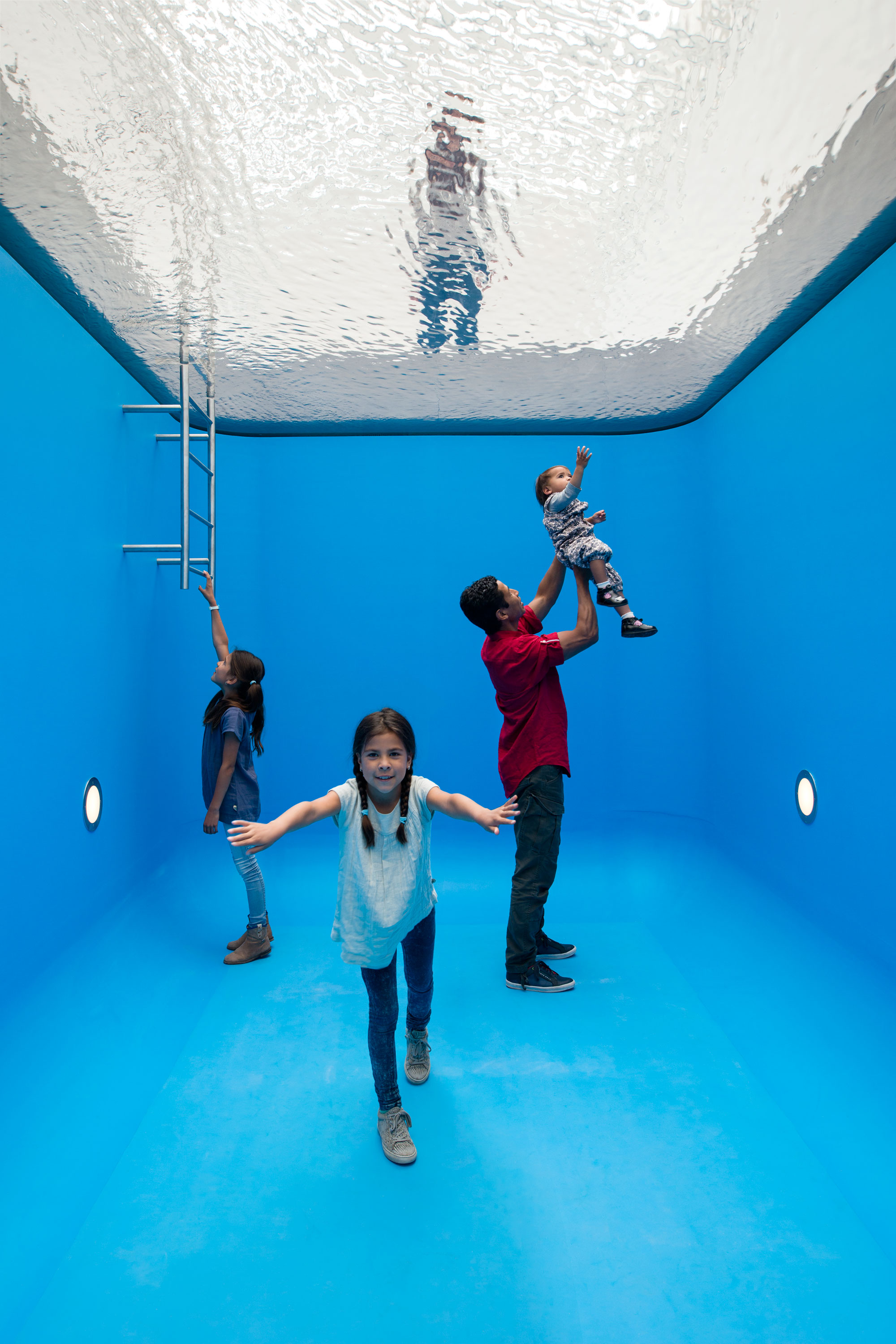 Gezin in Swimming Pool van Leandro Erlich in museum Voorlinden 