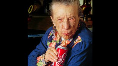 Louise Bourgeois drinkt een blikje coca cola